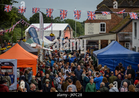 Upton auf Severn, UK. 22. Juli 2017. Menschenmengen füllen die Straßen im riverside Stadium während des jährlichen Upton auf Severn Blues Festival am 22. Juli 2017. Tausende von Menschen versammeln sich in der malerischen Fluss Stadt in Worcestershire für das Festwochenende mit einer Vielzahl von Blues-Musiker. Bildnachweis: Jim Holz/Alamy Live-Nachrichten Stockfoto