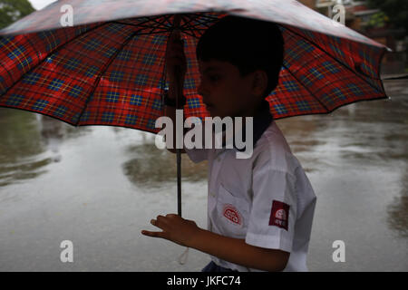 Dhaka, Bangladesch. 23. Juli 2017. Schuljunge watet durch Starkregen auf der Straße, Dhaka. Bangladesch-Monsun-Saison in der Regel findet zwischen Juni und Juli. Bildnachweis: MD. Mehedi Hasan/ZUMA Draht/Alamy Live-Nachrichten Stockfoto