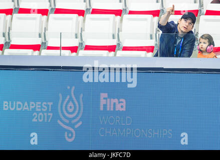 Budapest, Ungarn. 23. Juli 2017. US-Schauspieler Ashton Kutcher und seine Tochter Wyatt Isabelle sind auf die FINA Weltmeisterschaften 2017 in Budapest, Ungarn, 23. Juli 2017 ersichtlich. Foto: Axel Heimken/Dpa/Alamy Live News Stockfoto