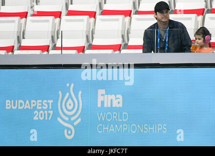 Budapest, Ungarn. 23. Juli 2017. US-Schauspieler Ashton Kutcher und seine Tochter Wyatt Isabelle sind auf die FINA Weltmeisterschaften 2017 in Budapest, Ungarn, 23. Juli 2017 ersichtlich. Foto: Axel Heimken/Dpa/Alamy Live News Stockfoto