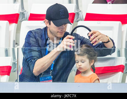 Budapest, Ungarn. 23. Juli 2017. US-Schauspieler Ashton Kutcher und seine Tochter Wyatt Isabelle sind auf die FINA Weltmeisterschaften 2017 in Budapest, Ungarn, 23. Juli 2017 ersichtlich. Foto: Axel Heimken/Dpa/Alamy Live News Stockfoto