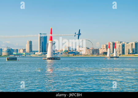 Kasan, Russland - 22. Juli 2017: Red Bull Air Race Flugzeug fliegen zwischen Masten über Kazanka Fluß mit Kazan Reviera Hotel und Beobachtung Rad im Hintergrund im warmen Abendlicht. Bildnachweis: Aygul Sarvarova/Alamy Live-Nachrichten Stockfoto