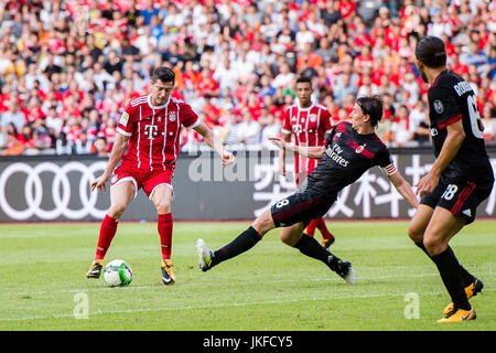 Shenzhen, China. 22. Juli 2017. FC Bayern München nach vorne Robert Lewandowski (L) kämpft um den Ball mit AC Milan Midfielder Riccardo Montolivo (C) während der 2017 China International Champions Cup Partie zwischen FC Bayern und AC Milan im Sportstadion Zentrum Universiade in Shenzhen, China, 22. Juli 2017. Foto: Rodrigo Machado/Power Sport Bilder/Dpa/Alamy Live News Stockfoto