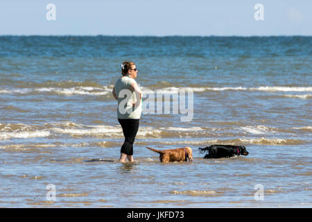 Southport, Merseyside, 23. Juli 2017. Großbritannien Wetter.   Ein schöner sonniger Tag über den Norden Westküste von England als Menschen nehmen an der Küste, genießen die Sonne auf dem goldenen Sand von Southport Strand in Merseyside.  Mit Zauber herrlicher Sonnenschein, die voraussichtlich im Laufe des Tages weiter wird ein schöner Tag in dem beliebten Badeort erwartet.  Bildnachweis: Cernan Elias/Alamy Live-Nachrichten Stockfoto