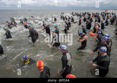 Hilgenriedersiel, Deutschland. 23. Juli 2017. Einige 300 Langstrecken-Schwimmer beginnen bei der traditionellen Insel schwimmen Event an der Nordsee in Hilgenriedersiel, Deutschland, 23. Juli 2017. Touristen folgen die Veranstaltung von einem Schiff. Die 300 Extremsportler auf die 8 genommen haben 2 Kilometer Herausforderung mit dem Wetter sehr windig und inkonsistent. Die Route sehen die Schwimmer, die Ankunft in der Ostfriesischen Insel Norderney. Foto: Ingo Wagner/Dpa/Alamy Live News Stockfoto