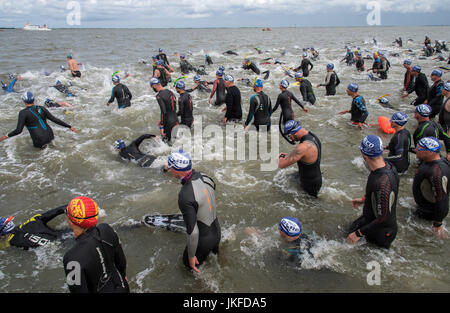 Hilgenriedersiel, Deutschland. 23. Juli 2017. Einige 300 Langstrecken-Schwimmer beginnen bei der traditionellen Insel schwimmen Event an der Nordsee in Hilgenriedersiel, Deutschland, 23. Juli 2017. Touristen folgen die Veranstaltung von einem Schiff. Die 300 Extremsportler auf die 8 genommen haben 2 Kilometer Herausforderung mit dem Wetter sehr windig und inkonsistent. Die Route sehen die Schwimmer, die Ankunft in der Ostfriesischen Insel Norderney. Foto: Ingo Wagner/Dpa/Alamy Live News Stockfoto