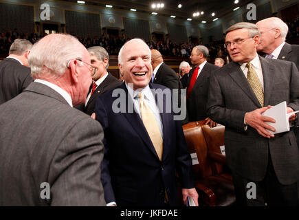 Richting. 24. Februar 2009. Washington, DC - 24. Februar 2009--US-Senator John McCain, R -ARIZ Zentrum, lacht vor Präsident Barack Obama Ansprache in einer gemeinsamen Sitzung des Kongresses im Haus Saal des Capitol in Washington, Dienstag, 24. Februar 2009. Senator Byron, ist D-N.D. auf der rechten Seite. Bildnachweis: Pablo Martinez Monsivais - Pool über CNP - NO-Draht-SERVICE - Foto: Pablo Martinez Monsivais/Consolidated-POOL/Dpa/Alamy Live News Stockfoto