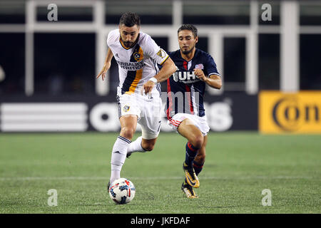 Gillette Stadium. 22. Juli 2017. MA, USA; Los Angeles Galaxy Mittelfeldspieler Romain Alessandrini (7) und New England Revolution vorwärts, Diego Fagundez (14) in Aktion im ersten Halbjahr ein MLS-Match zwischen Los Angeles Galaxy und New England Revolution im Gillette Stadium. New England gewann 4: 3. Anthony Nesmith/Cal Sport Media/Alamy Live-Nachrichten Stockfoto