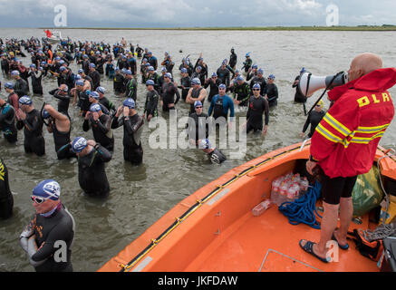 Hilgenriedersiel, Deutschland. 23. Juli 2017. Einige 300 Langstrecken-Schwimmer beginnen bei der traditionellen Insel schwimmen Event an der Nordsee in Hilgenriedersiel, Deutschland, 23. Juli 2017. Touristen folgen die Veranstaltung von einem Schiff. Die 300 Extremsportler auf die 8 genommen haben 2 Kilometer Herausforderung mit dem Wetter sehr windig und inkonsistent. Die Route sehen die Schwimmer, die Ankunft in der Ostfriesischen Insel Norderney. Foto: Ingo Wagner/Dpa/Alamy Live News Stockfoto