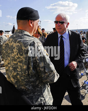 Fort Hood, Texas - 10. November 2009--US-Senator John McCain (Republikaner von Arizona) (R) grüßt ein Soldat, während er die Trauerfeier für die 12 Soldaten und ein Zivilist getötet bei der US-Armee in Fort Hood Post in der Nähe von Killeen, Texas, USA, 10. November 2009 fährt. Armee-Major Malik Nadal Hasan angeblich erschossen und 13 Personen, 12 Soldaten und ein Zivilist getötet und verwundet 30 weitere in einem Amoklauf 05 November auf der Basis der Soldat Readiness Center wo bereitstellen und heimkehrende Soldaten medizinischen Untersuchungen unterziehen. Bildnachweis: Tannen Maury/Pool über CNP - kein Draht-SERVICE - Foto: Tannen Maury/konsolidieren Stockfoto