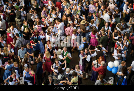 München, Deutschland. 23. Juli 2017. Leute tanzen in den frühen Morgenstunden während der traditionellen "Kocherlball" im Biergarten am chinesischen Turm im englischen Garten in München, 23. Juli 2017. Im 19. Jahrhundert junge Mitarbeiter begab Arbeiter, Mägde und andere Proletarier sich auf die "Kocherlball" tanzen. Foto: Matthias Balk/Dpa/Alamy Live News Stockfoto