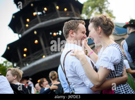 München, Deutschland. 23. Juli 2017. Leute tanzen in den frühen Morgenstunden während der traditionellen "Kocherlball" im Biergarten am chinesischen Turm im englischen Garten in München, 23. Juli 2017. Im 19. Jahrhundert junge Mitarbeiter begab Arbeiter, Mägde und andere Proletarier sich auf die "Kocherlball" tanzen. Foto: Matthias Balk/Dpa/Alamy Live News Stockfoto