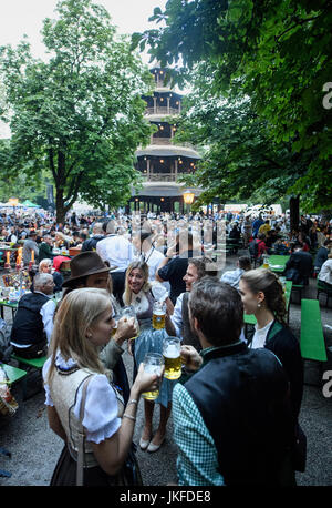 München, Deutschland. 23. Juli 2017. Leute tanzen in den frühen Morgenstunden während der traditionellen "Kocherlball" im Biergarten am chinesischen Turm im englischen Garten in München, 23. Juli 2017. Im 19. Jahrhundert junge Mitarbeiter begab Arbeiter, Mägde und andere Proletarier sich auf die "Kocherlball" tanzen. Foto: Matthias Balk/Dpa/Alamy Live News Stockfoto