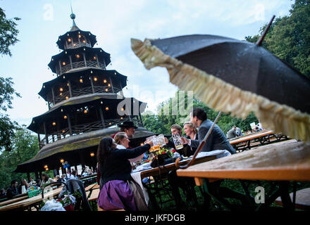 München, Deutschland. 23. Juli 2017. Trinkt man Bier in den frühen Morgenstunden während der traditionellen "Kocherlball" im Biergarten am chinesischen Turm im englischen Garten in München, 23. Juli 2017. Im 19. Jahrhundert junge Mitarbeiter begab Arbeiter, Mägde und andere Proletarier sich auf die "Kocherlball" tanzen. Foto: Matthias Balk/Dpa/Alamy Live News Stockfoto