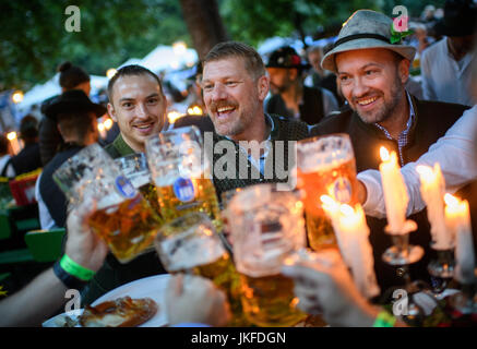 München, Deutschland. 23. Juli 2017. Trinkt man Bier in den frühen Morgenstunden während der traditionellen "Kocherlball" im Biergarten am chinesischen Turm im englischen Garten in München, 23. Juli 2017. Im 19. Jahrhundert junge Mitarbeiter begab Arbeiter, Mägde und andere Proletarier sich auf die "Kocherlball" tanzen. Foto: Matthias Balk/Dpa/Alamy Live News Stockfoto