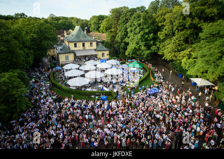 München, Deutschland. 23. Juli 2017. Dpatop - Leute tanzen in den frühen Morgenstunden während der traditionellen "Kocherlball" im Biergarten am chinesischen Turm im englischen Garten in München, 23. Juli 2017. Im 19. Jahrhundert junge Mitarbeiter begab Arbeiter, Mägde und andere Proletarier sich auf die "Kocherlball" tanzen. Foto: Matthias Balk/Dpa/Alamy Live News Stockfoto