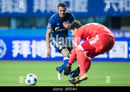Zhuhai, China. 19. Juli 2017. Besiktas Istanbul Goalkeeper Tolga Zengin (R) spielt gegen FC Schalke vorwärts Franco Di Santo (L) während der freundliche Fußball Spiele Sommer 2017 zwischen FC Schalke 04 Vs Besiktas Istanbul Zhuhai Sport-Center-Stadion in Zhuhai, China, 19. Juli 2017. Foto: Macht Sport Bilder/Dpa/Alamy Live News Stockfoto