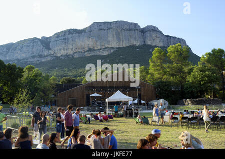 Valflaunes, Pic St. Loup, Occitanie Frankreich: 22. Juli 2017. Musikfestival, Hortus Live auf dem Gebiet der Hortus, Weingut. Installation von der Bühne und das Publikum auf einer großen Wiese zwischen dem Pic Saint-Loup und Hortus. Bildnachweis: Digitalman/Alamy Live-Nachrichten Stockfoto