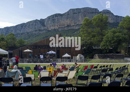 Valflaunes, Pic St. Loup, Occitanie Frankreich: 22. Juli 2017. Musikfestival, Hortus Live auf dem Gebiet der Hortus, Weingut. Installation von der Bühne und das Publikum auf einer großen Wiese zwischen dem Pic Saint-Loup und Hortus. Bildnachweis: Digitalman/Alamy Live-Nachrichten Stockfoto