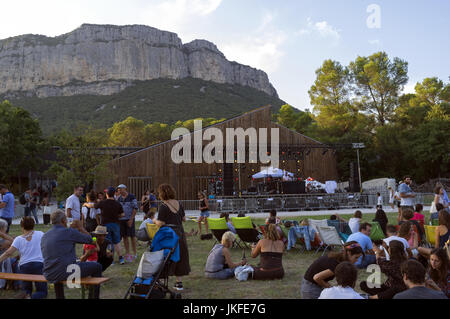 Valflaunes, Pic St. Loup, Occitanie Frankreich: 22. Juli 2017. Musikfestival, Hortus Live auf dem Gebiet der Hortus, Weingut. Installation von der Bühne und das Publikum auf einer großen Wiese zwischen dem Pic Saint-Loup und Hortus. Bildnachweis: Digitalman/Alamy Live-Nachrichten Stockfoto