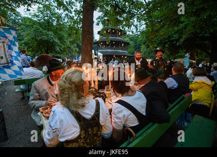 München, Deutschland. 23. Juli 2017. Menschen Vergnügen sich in den frühen Morgenstunden während der traditionellen "Kocherlball" im Biergarten am chinesischen Turm im englischen Garten in München, 23. Juli 2017. Im 19. Jahrhundert junge Mitarbeiter begab Arbeiter, Mägde und andere Proletarier sich auf die "Kocherlball" tanzen. Foto: Matthias Balk/Dpa/Alamy Live News Stockfoto