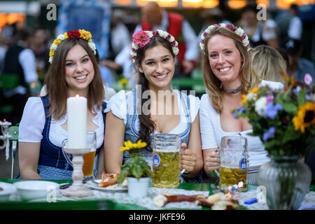 München, Deutschland. 23. Juli 2017. Menschen Vergnügen sich in den frühen Morgenstunden während der traditionellen "Kocherlball" im Biergarten am chinesischen Turm im englischen Garten in München, 23. Juli 2017. Im 19. Jahrhundert junge Mitarbeiter begab Arbeiter, Mägde und andere Proletarier sich auf die "Kocherlball" tanzen. Foto: Matthias Balk/Dpa/Alamy Live News Stockfoto