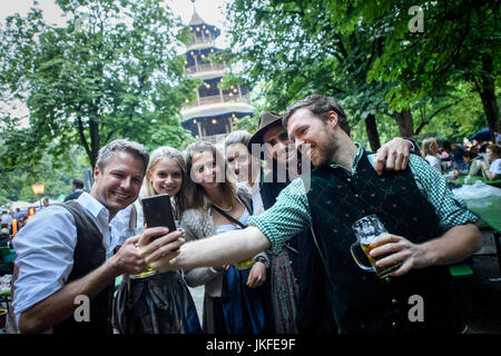 München, Deutschland. 23. Juli 2017. Menschen Vergnügen sich in den frühen Morgenstunden während der traditionellen "Kocherlball" im Biergarten am chinesischen Turm im englischen Garten in München, 23. Juli 2017. Im 19. Jahrhundert junge Mitarbeiter begab Arbeiter, Mägde und andere Proletarier sich auf die "Kocherlball" tanzen. Foto: Matthias Balk/Dpa/Alamy Live News Stockfoto