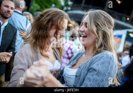 München, Deutschland. 23. Juli 2017. Menschen Vergnügen sich in den frühen Morgenstunden während der traditionellen "Kocherlball" im Biergarten am chinesischen Turm im englischen Garten in München, 23. Juli 2017. Im 19. Jahrhundert junge Mitarbeiter begab Arbeiter, Mägde und andere Proletarier sich auf die "Kocherlball" tanzen. Foto: Matthias Balk/Dpa/Alamy Live News Stockfoto