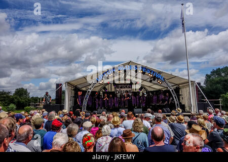 Upton auf Severn, UK. 23. Juli 2017. Birmigham Community Gospel Choir führen während des jährlichen Upton auf Severn Blues Festival am 23. Juli 2017. Tausende von Menschen versammeln sich in der malerischen Fluss Stadt in Worcestershire für das Festwochenende mit einer Vielzahl von Blues-Musiker. Bildnachweis: Jim Holz/Alamy Live-Nachrichten Stockfoto