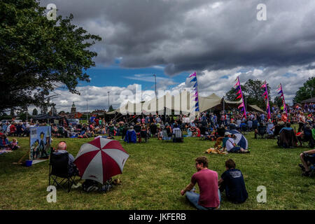 Upton auf Severn, UK. 23. Juli 2017. Menschenmassen genießen Sie das Wetter am letzten Tag des jährlichen Upton auf Severn Blues Festival am 23. Juli 2017. Tausende von Menschen versammeln sich in der malerischen Fluss Stadt in Worcestershire für das Festwochenende mit einer Vielzahl von Blues-Musiker. Bildnachweis: Jim Holz/Alamy Live-Nachrichten Stockfoto