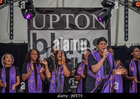 Upton auf Severn, UK. 23. Juli 2017. Birmigham Community Gospel Choir führen während des jährlichen Upton auf Severn Blues Festival am 23. Juli 2017. Tausende von Menschen versammeln sich in der malerischen Fluss Stadt in Worcestershire für das Festwochenende mit einer Vielzahl von Blues-Musiker. Bildnachweis: Jim Holz/Alamy Live-Nachrichten Stockfoto