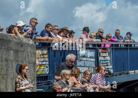 Upton auf Severn, UK. 23. Juli 2017. Kundenansturm auf Upton-Brücke, eine gute Sicht auf den Fluss während des jährlichen Upton auf Severn Blues Festival am 23. Juli 2017 zu gewinnen. Tausende von Menschen versammeln sich in der malerischen Fluss Stadt in Worcestershire für das Festwochenende mit einer Vielzahl von Blues-Musiker. Bildnachweis: Jim Holz/Alamy Live-Nachrichten Stockfoto