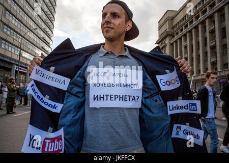 Moskau, Russland. 23.. Juli 2017. Ein Teilnehmer an einem autorisierten marsch mit dem Titel „für die Freiheit im Internet“ entlang des Moskauer Boulevard-Rings, Russland. Auf dem Hauptbanner (C) steht: „Psst, man! Möchten Sie etwas Internet?“ Quelle: Nikolay Vinokurov/Alamy Live News Stockfoto