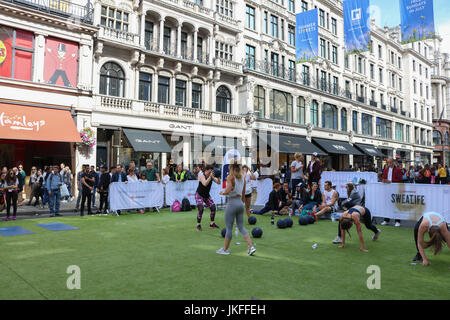 London, UK. 23. Juli 2017. Große Menschenmengen pack Regent Street, die geschlossen ist für Fußgänger am Sonntag mit Unterhaltung steht und Einzelhandel Förderung Kioske Credit: Amer Ghazzal/Alamy Live-Nachrichten Stockfoto