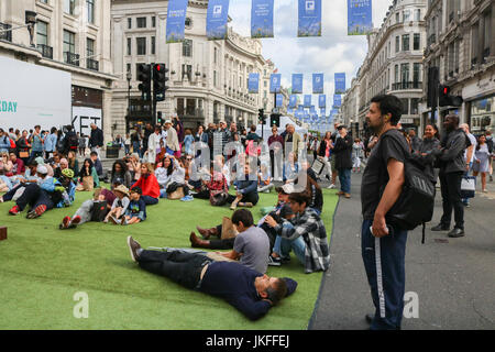 London, UK. 23. Juli 2017. Große Menschenmengen pack Regent Street, die geschlossen ist für Fußgänger am Sonntag mit Unterhaltung steht und Einzelhandel Förderung Kioske Credit: Amer Ghazzal/Alamy Live-Nachrichten Stockfoto