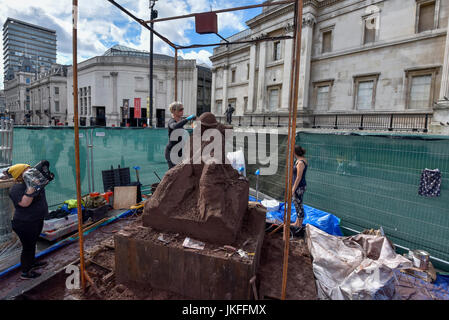 London, UK.  23. Juli 2017.  Künstler auf dem Trafalgar Square in den Prozess der Erstellung einer Skulptur eines WW1 Soldaten aus Lehm gemacht.  Die Skulptur wird als Teil des Gedenkens an der dritten Flandernschlacht, gemeinhin als Passchendaele der Öffentlichkeit vorgestellt.   Bildnachweis: Stephen Chung / Alamy Live News Stockfoto