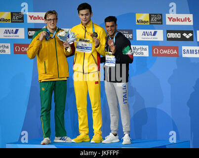 Budapest, Ungarn. 23. Juli 2017. Mack Horton aus Australien (Bronze), Yang Sun aus China (Gold) und Gabriele Detti aus Italien zeigen ihre Medaillen bei der Siegerehrung die Männer 400m Freistil Finale bei der FINA Weltmeisterschaften 2017 in Budapest, Ungarn, 23. Juli 2017. Foto: Axel Heimken/Dpa/Alamy Live News Stockfoto