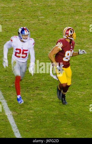 Skins tight end Jordan Reed (#86) und Riesen-Runningback Shaun Draughn (#25) während der Washington Redskins Vs New York Giants am 1. Januar 2017 an FedExField in Landover, Maryland statt. Stockfoto