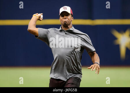 St. Petersburg, Florida, USA. 23. Juli 2017. WILL VRAGOVIC | Times.Tampa Bay Buccaneers Quarterback Jameis Winston wirft den zeremoniellen ersten Pitch des Spiels zwischen den Texas Rangers und den Tampa Bay Rays im Tropicana Field in St. Petersburg, Florida auf Sonntag, 23. Juli 2017. Bildnachweis: Willen Vragovic/Tampa Bay Times / ZUMA Draht/Alamy Live News Stockfoto