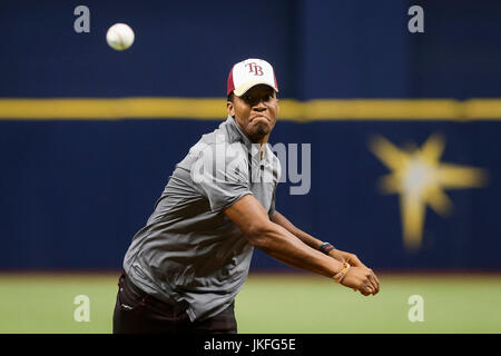 St. Petersburg, Florida, USA. 23. Juli 2017. WILL VRAGOVIC | Times.Tampa Bay Buccaneers Quarterback Jameis Winston wirft den zeremoniellen ersten Pitch des Spiels zwischen den Texas Rangers und den Tampa Bay Rays im Tropicana Field in St. Petersburg, Florida auf Sonntag, 23. Juli 2017. Bildnachweis: Willen Vragovic/Tampa Bay Times / ZUMA Draht/Alamy Live News Stockfoto