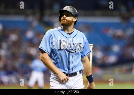 St. Petersburg, Florida, USA. 23. Juli 2017. WILL VRAGOVIC | Times.Tampa Bay Rays zweiter Basisspieler Brad Miller (13) nach dem Auftreffen auf die Suche im ersten Inning des Spiels zwischen den Texas Rangers und den Tampa Bay Rays im Tropicana Field in St. Petersburg, Florida am Sonntag, 23. Juli 2017. Bildnachweis: Willen Vragovic/Tampa Bay Times / ZUMA Draht/Alamy Live News Stockfoto