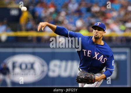 St. Petersburg, Florida, USA. 23. Juli 2017. WILL VRAGOVIC | Times.Texas Rangers ab Krug Tyson Ross (44) wirft im ersten Inning des Spiels zwischen den Texas Rangers und den Tampa Bay Rays im Tropicana Field in St. Petersburg, Florida auf Sonntag, 23. Juli 2017. Bildnachweis: Willen Vragovic/Tampa Bay Times / ZUMA Draht/Alamy Live News Stockfoto