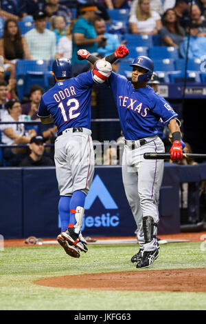 St. Petersburg, Florida, USA. 23. Juli 2017. WILL VRAGOVIC | Times.Texas Rangers zweiter Basisspieler Rougned Geruch (12) high Fives center Fielder Carlos Gomez (14) nach seinem Endstück im zweiten Inning des Spiels zwischen den Texas Rangers und den Tampa Bay Rays im Tropicana Field in St. Petersburg, Florida Sonntag, 23. Juli 2017. Bildnachweis: Willen Vragovic/Tampa Bay Times / ZUMA Draht/Alamy Live News Stockfoto