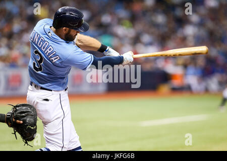 St. Petersburg, Florida, USA. 23. Juli 2017. WILL VRAGOVIC | Times.Tampa Bay Strahlen dritte Baseman Evan Longoria (3) greift im ersten Inning des Spiels zwischen den Texas Rangers und den Tampa Bay Rays im Tropicana Field in St. Petersburg, Florida auf Sonntag, 23. Juli 2017. Bildnachweis: Willen Vragovic/Tampa Bay Times / ZUMA Draht/Alamy Live News Stockfoto