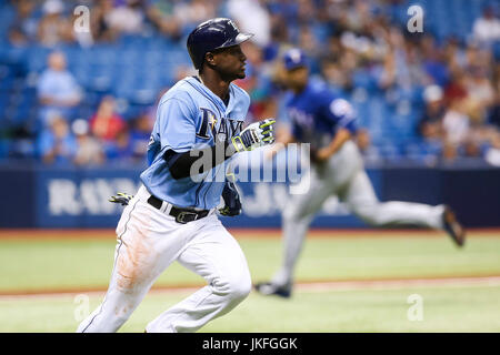 St. Petersburg, Florida, USA. 23. Juli 2017. WILL VRAGOVIC | Times.Tampa Bay Strahlen Shortstop Adeiny Hechavarria (11) mit einem RBI single im zweiten Inning des Spiels zwischen den Texas Rangers und den Tampa Bay Rays im Tropicana Field in St. Petersburg, Florida am Sonntag, 23. Juli 2017. Bildnachweis: Willen Vragovic/Tampa Bay Times / ZUMA Draht/Alamy Live News Stockfoto
