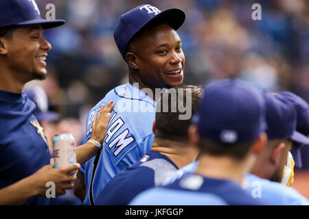 St. Petersburg, Florida, USA. 23. Juli 2017. WILL VRAGOVIC | Times.Tampa Bay Strahlen Shortstop Tim Beckham (1) auf der Trainerbank während des Spiels zwischen den Texas Rangers und den Tampa Bay Rays im Tropicana Field in St. Petersburg, Florida auf Sonntag, 23. Juli 2017. Bildnachweis: Willen Vragovic/Tampa Bay Times / ZUMA Draht/Alamy Live News Stockfoto