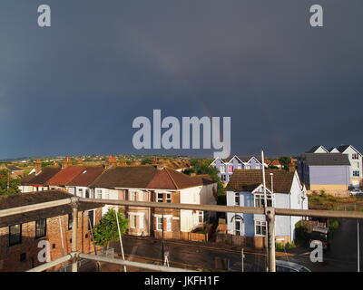 Sheerness, Kent, UK. 23. Juli 2017. UK-Wetter: ein bunter Regenbogen endet täglich durchwachsenem Wetter. Credt: James Bell/Alamy Live-Nachrichten. Stockfoto