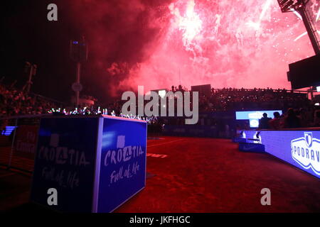 Umag, Kroatien. 23. Juli 2017. Ein allgemeiner Überblick über Feuerwerk am Ende das Einzel-Finale match Rublev V Lorenzi an ATP 28. Plava Laguna Croatia Open Umag Turnier bei der Goran Ivanisevic ATP Stadion, am 23. Juli 2017 in Umag. Bildnachweis: Andrea Spinelli/Alamy Live-Nachrichten Stockfoto