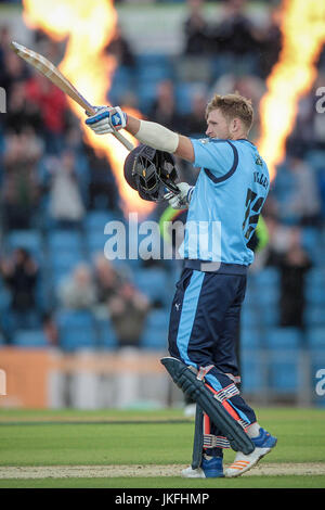 Headingley, UK. 23. Juli 2017. David Willey (Yorkshire CCC) erkennt die Menge seines Jahrhunderts während der Natwest T20 Blast Spiel zwischen Yorkshire Wikinger V Worcestershire Stromschnellen auf Sonntag, 23. Juli 2017 erreicht zu haben. Foto von Mark P Doherty. Bildnachweis: Gefangen-Light-Fotografie Limited/Alamy Live-Nachrichten Stockfoto