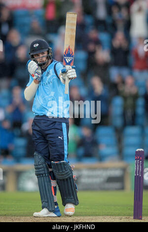 Headingley, UK. 23. Juli 2017. David Willey (Yorkshire CCC) erkennt die Masse erreicht haben, die 100 Während die Natwest T20 Blast Spiel zwischen Yorkshire Wikinger v Worcestershire Rapids am Sonntag, 23. Juli 2017. Foto von Mark P Doherty. Credit: Gefangen Light Fotografie begrenzt/Alamy leben Nachrichten Stockfoto